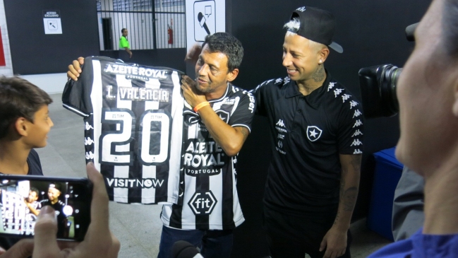 Leonardo Valencia regaló camiseta a hincha de Botafogo golpeado por seguidores de su equipo