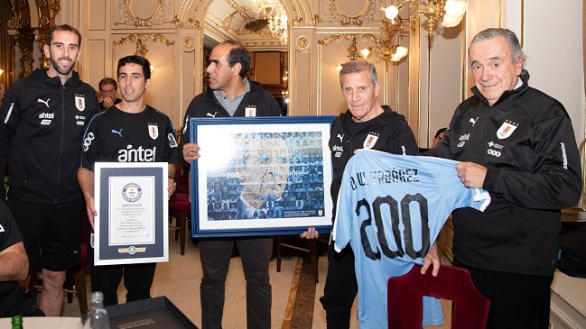 Oscar Tabárez recibió certificado de Récord Guinness por sus 200 partidos con Uruguay