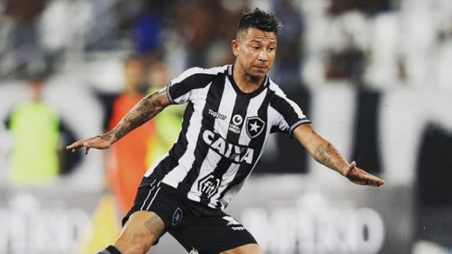 Leonardo Valencia fue titular en caída que complica a Botafogo