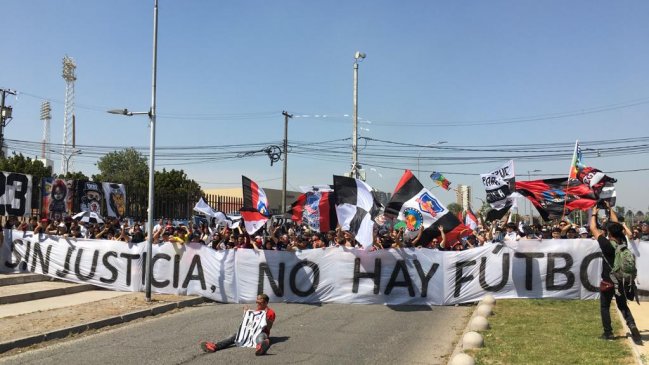 "Sin justicia, no hay fútbol": Barra de Colo Colo realizó un "arengazo por la dignidad"