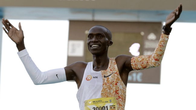 Atleta ugandés Joshua Cheptegei rompió el récord mundial de 10K en Valencia