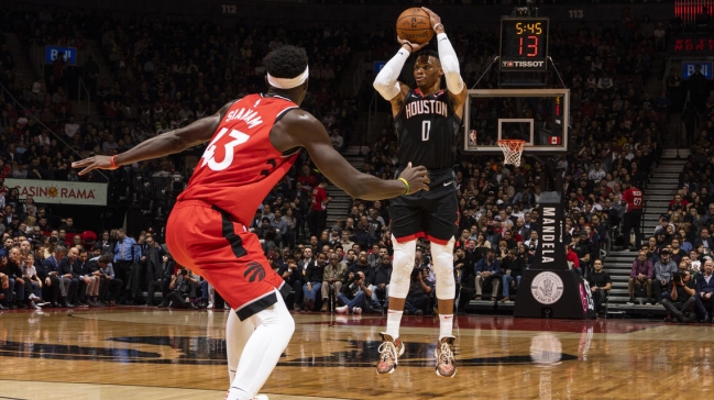 Russell Westbrook fue figura en triunfo de Rockets sobre Toronto