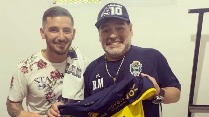 Juan Cuevas le obsequió una camiseta de Everton a Diego Maradona