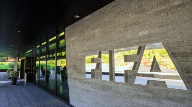 FIFA reclamó ante la justicia dos millones de francos entregados a Blatter y Platini