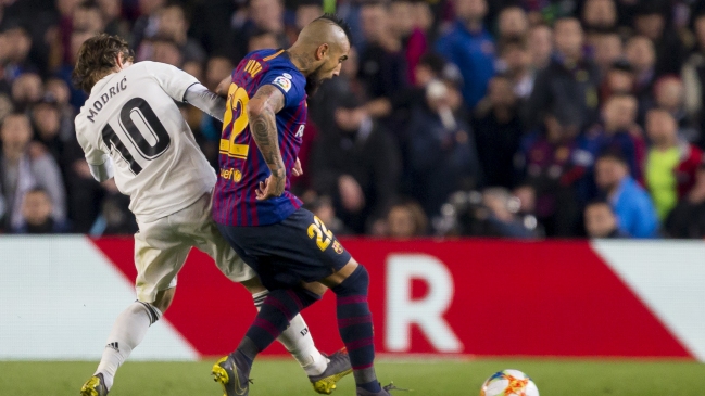 Barcelona de Arturo Vidal y Real Madrid miden fuerzas en un prometedor "Clásico Español"