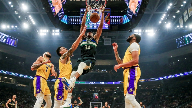 Giannis Antetokounmpo se impuso a LeBron James y los Bucks vencieron a los Lakers
