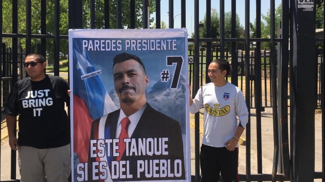 Hinchas de Colo Colo "postulan" a Esteban Paredes a la presidencia de Chile