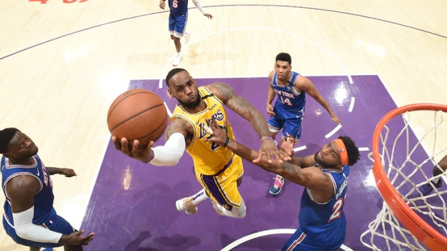 Los Lakers ganaron de la mano de James y le meten presión a Milwaukee