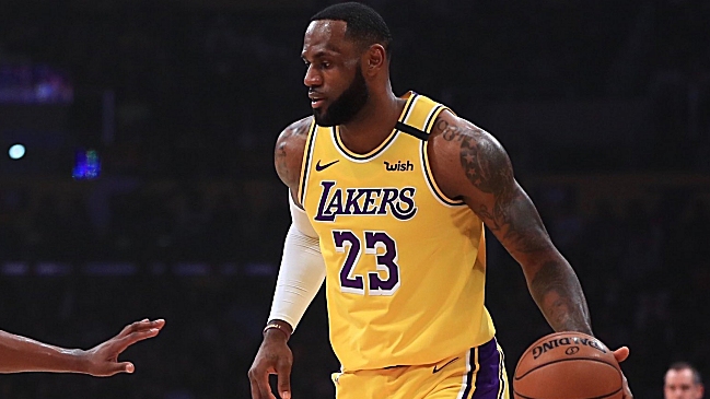LeBron James guió a Los Angeles Lakers al noveno triunfo consecutivo