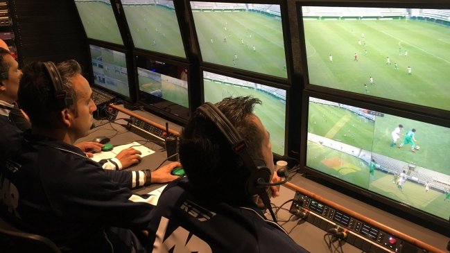 El VAR se estrenará en el fútbol chileno en el clásico entre la UC y Colo Colo