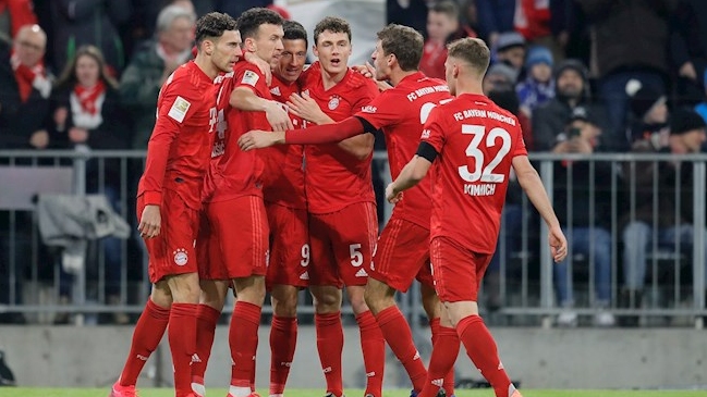 Bayern Munich apabulló a Schalke 04 y le puso presión a Leipzig en la lucha por el liderato