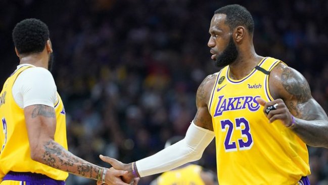 LeBron James logró un triple-doble en la primera victoria de Los Lakers tras la tragedia de Bryant