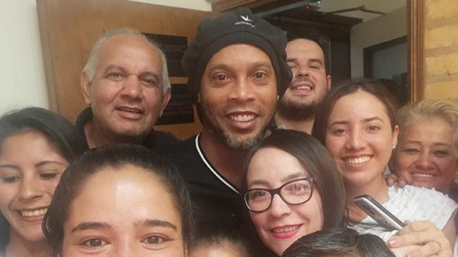 ¡Idolo en todos lados! Funcionarios de la Fiscalía se fotografiaron con Ronaldinho en Paraguay