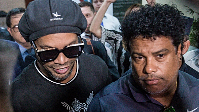 Ronaldinho salió sin cargos de la Fiscalía paraguaya tras ocho horas de declaración