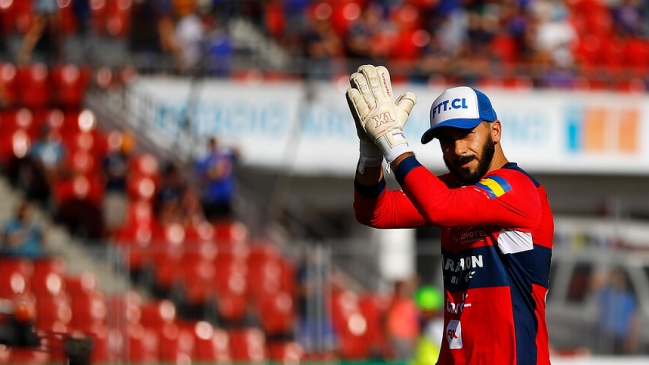 Hinchas de la U le dedicaron afectuosos cánticos a Johnny Herrera en su regreso al Nacional