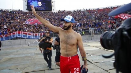 Johnny Herrera tuvo emotivo regreso al Nacional y recibió un homenaje de la barra de la U