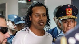 Juez decretó que Ronaldinho seguirá siendo investigado, pero ya puede salir de Paraguay
