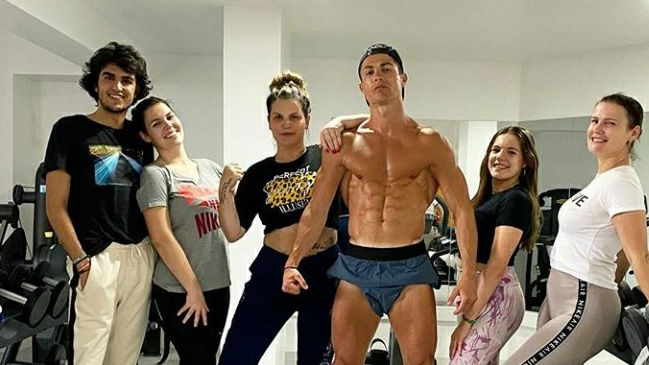 Cristiano Ronaldo exhibió su gran estado físico mientras entrena en cuarentena con familiares