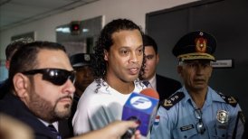 Ronaldinho perdió ante dos ex policías en duelo de fútbol-tenis