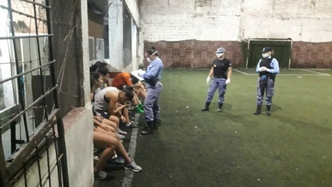 Detuvieron a 11 mujeres en Argentina por violar cuarentena para jugar un partido de fútbol