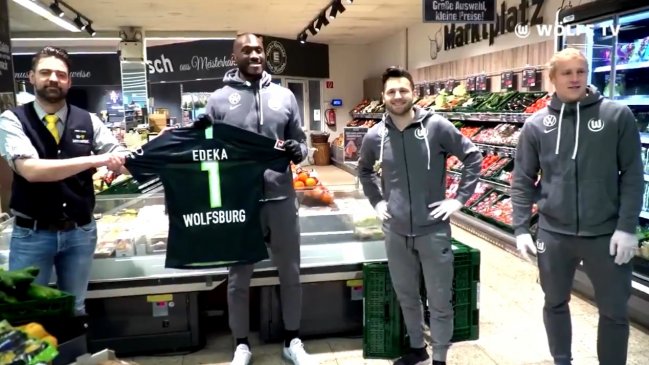 Jugadores de Wolfsburgo ayudaron a limpiar y recargar las estanterías de un supermercado