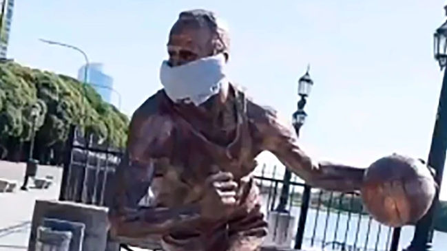 La notable reacción de Ginóbili al ver su estatua con mascarilla