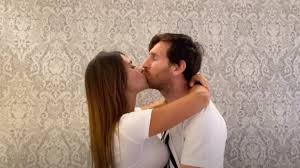 El apasionado beso de Messi y Antonella en un video de Residente