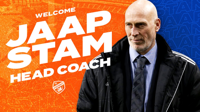 Club de la MLS oficializó a Jaap Stam como DT, pero se equivocó en la fotografía de anuncio