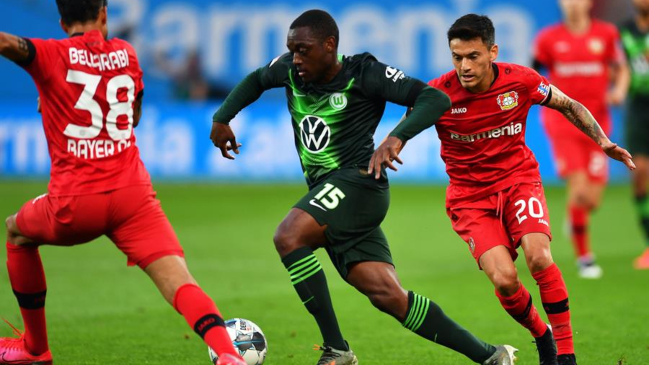 Bayer Leverkusen de Charles Aránguiz sufrió una dura caída ante Wolfsburgo en la Bundesliga