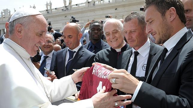 Papa Francisco subastará regalos de deportistas para recaudar fondos contra la pandemia