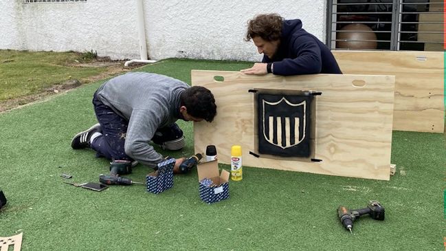 Diego Forlán y Juan Castillo preparan el retorno de Peñarol trabajando como carpinteros