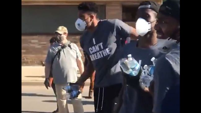 Estrella de la NBA Giannis Antetokounmpo repartió agua en protesta antirracista