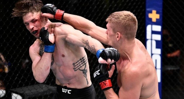 Polémica en la UFC: Entrenador se negó a tirar la toalla tras desesperada petición de peleador