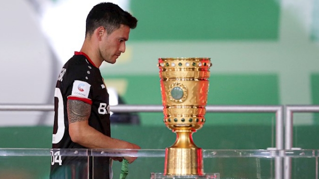 La imagen que reflejó la desazón de Aránguiz tras caer en la final de la Copa de Alemania