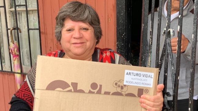 Arturo Vidal aportó con cajas solidarias para la gente de su barrio en San Joaquín