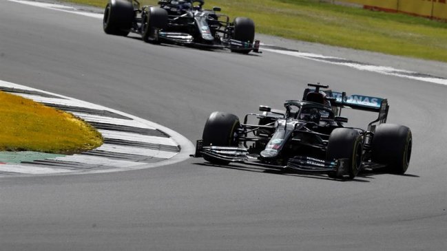 Lewis Hamilton triunfó en Silverstone con un neumático pinchado