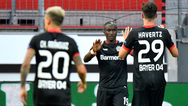 Bayer Leverkusen avanzó en la Europa League y Charles Aránguiz será rival de Alexis Sánchez