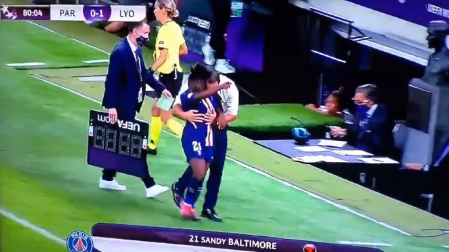 DT de PSG generó controversia en redes por inusual "toqueteo" al consolar a una jugadora
