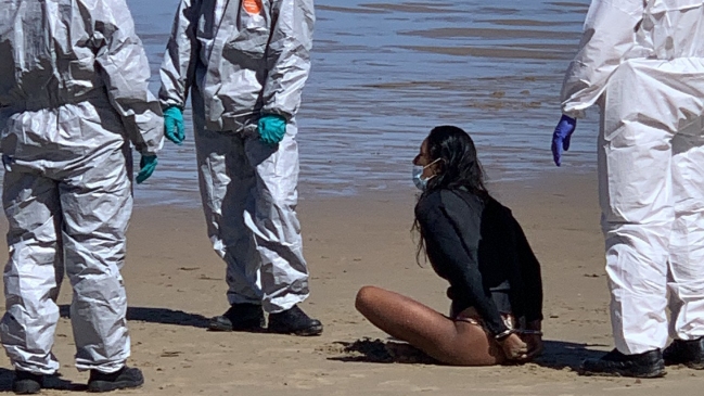 Surfista fue detenida en la playa por entrar al mar infectada de coronavirus