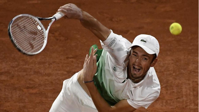 Daniil Medvedev destrozó su raqueta en la derrota ante Marton Fucsovics en Roland Garros