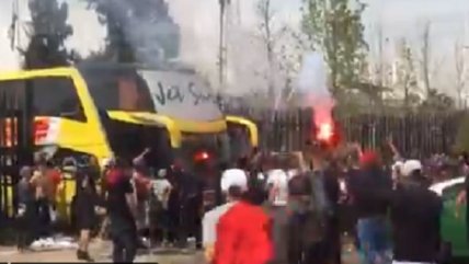 La despedida de los hinchas al plantel de Colo Colo previo al viaje a Uruguay