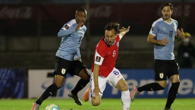 Hinchas tapizaron de críticas la nueva camiseta de la Roja en el debut ante Uruguay