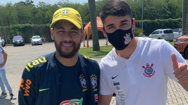 Angelo Araos posó junto a su "amigo" Neymar