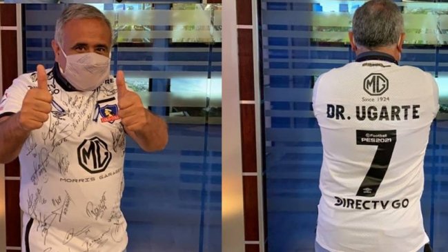 Esteban Paredes le regaló al doctor Ugarte una camiseta de Colo Colo autografiada por el plantel
