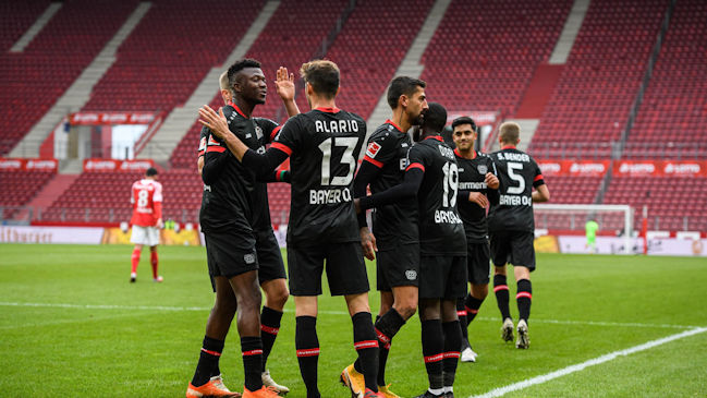 Charles Aránguiz vio acción en el exigido triunfo de Bayer Leverkusen sobre Mainz