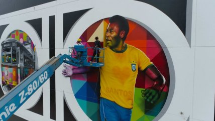 Artista rindió tributo a Pelé por sus 80 años con un gigantesco mural en Santos