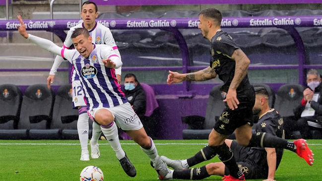 Fabián Orellana presenció en cancha una nueva derrota de Valladolid a manos de Alavés