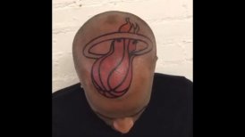 Fanático de Miami Heat sorprendió con tatuaje del escudo en su cabeza