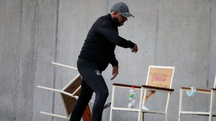 La tarde de furia del DT de Everton: Insultos al árbitro y arrasando con todo tras ser expulsado