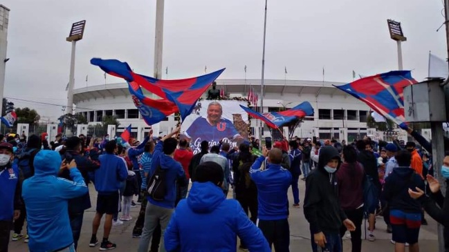 Hinchas de la U llegaron en masa al Estadio Nacional para realizar un "pasillo de honor" a Carlos Campos